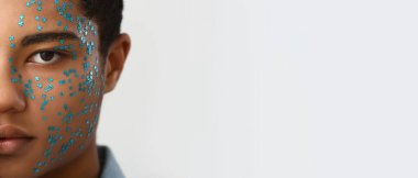 Açık arkaplanlı yakışıklı Afro-Amerikalı adamın yaratıcı portresi, metin için boşluk, yakın çekim