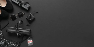 Şık kadın kıyafetleri, aksesuarlar ve hediyeler koyu arka planda, mesaj için yer var. Kara Cuma indirimi