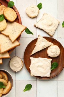 Beyaz fayanslı krem peynirli lezzetli tost ve kızarmış ekmek tabağı.