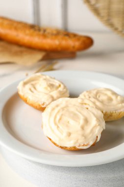 Masada krem peynirli bir tabak lezzetli kızarmış ekmek.