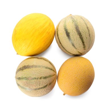 Beyaz arka planda bambaşka tatlı kavunlar