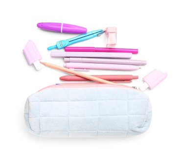 Beyaz arkaplanda farklı kırtasiye malzemesi olan kalem kutusu