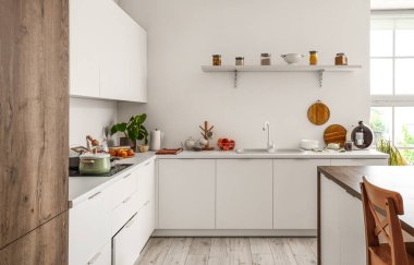 Modern kahve makinesi olan hafif mutfağın içi.