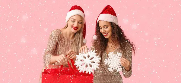 Hermosas Mujeres Jóvenes Sombreros Santa Con Copos Nieve Bolsa Compras — Foto de Stock
