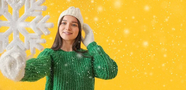 Mooie Jonge Vrouw Warme Winterkleding Met Sneeuwvlok Gele Achtergrond Met — Stockfoto
