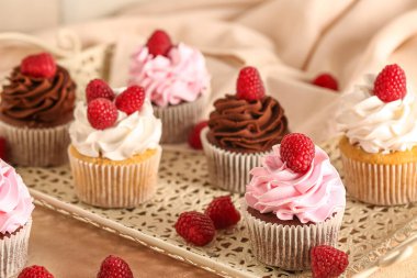 Masada ahududu olan bir tepsi lezzetli kek.