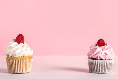 Pembe arka planda lezzetli ahududu kekleri