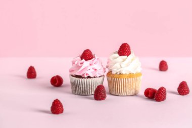 Nefis ahududu kekleri ve pembe arka planda taze böğürtlenler.