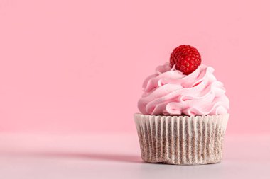 Pembe arka planda lezzetli ahududulu kek.