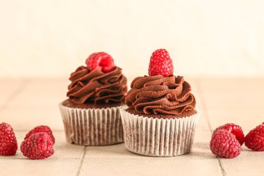 Masada ahududu olan lezzetli çikolatalı kekler.