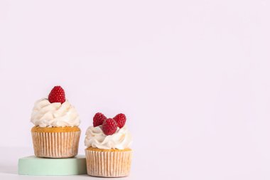 Gri arka planda lezzetli ahududulu kek.