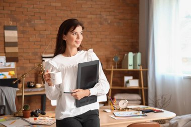 Ofisinde grafik tabletli kadın iç mimar