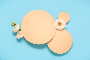 Boş kağıt kağıtlar ve mavi arka planda güzel östoma çiçekleri olan kompozisyon