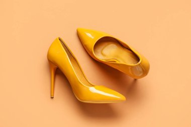 Kahverengi arka planda şık sarı topuklular