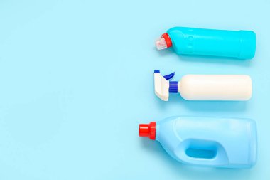 Mavi arka planda Deterjan şişeleri