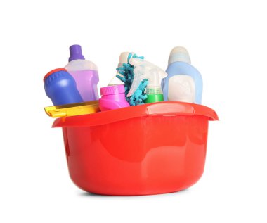 Beyaz arkaplanda temizlik ürünleri olan bowling