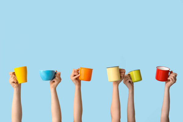 Женщины держат чашки горячего кофе на голубом фоне