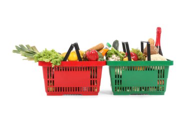 Beyaz arka planda izole edilmiş yiyecek dolu alışveriş sepetleri.