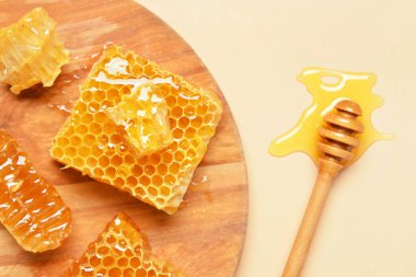 Tahta tahta tahta tahta, tatlı bal petekleri ve sarı arka planda deniz ayısı.