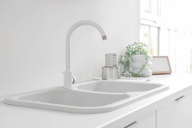 Modern mutfağın içinde lavabo olan beyaz tezgah, yakın plan.