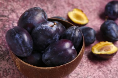 Mor arka planda taze erikli kase