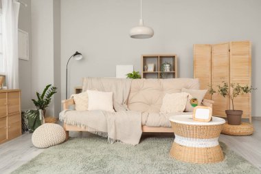 Koltuğu ve kahve masası olan şık bir oturma odası.