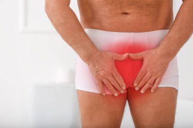 Banyoda ürolojik hastalığı olan olgun bir adam, yakın plan.