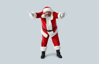 Gri arka planda dans eden Noel Baba