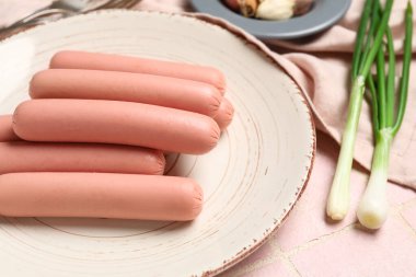 Lezzetli, ince sosisli ve yeşil soğanlı, yakın plan.