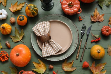 Yeşil ahşap arka planda Şükran Günü kutlaması için güzel bir masa.