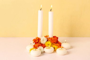 Arka planda kadife çiçekleri olan mumlar yakmak. Meksika Ölüler Günü 'nün Kutlaması (El Dia de Muertos)