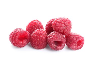 Beyaz arka planda taze ahududu