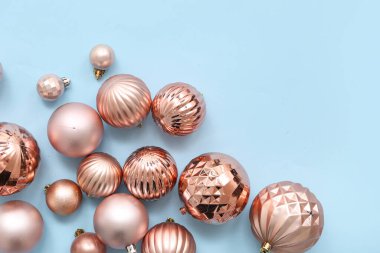 Mavi arka planda Noel topları olan kompozisyon