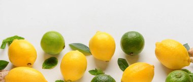 Beyaz zemin üzerinde taze limon, nane ve limon