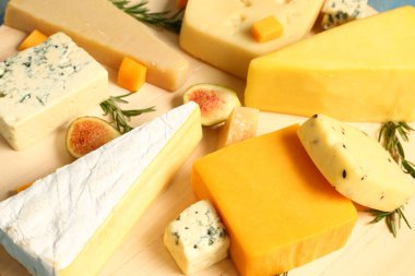 Ahşap masa, closeup lezzetli peynir