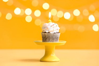 Bulanık ışıklara karşı Lezzetli doğum günü kekiyle ayakta dur