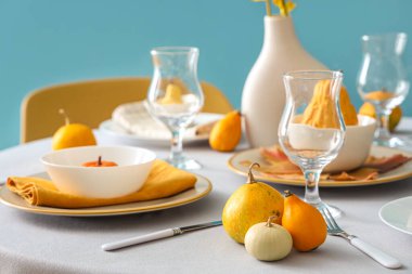 Balkabağı ve şarap kadehleriyle sonbahar sofrası, yakın plan.