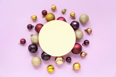 Leylak arkaplanda boş kart ve Noel topları