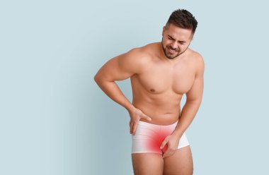 Hafif arka planda ürolojik hastalığı olan genç bir adam.