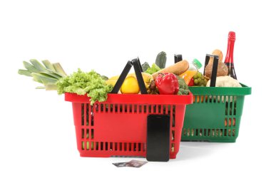 Cep telefonu ve kredi kartlarıyla dolu alışveriş sepetleri beyaz arka planda izole edilmiş.