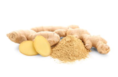 Taze zencefil kökü ve beyaz arka planda kurutulmuş toz.