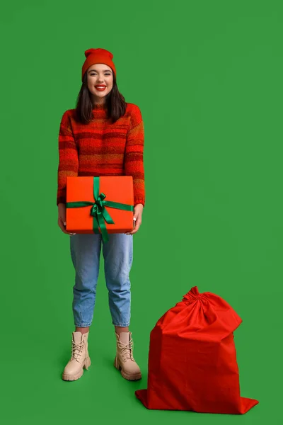 Όμορφη Νεαρή Γυναίκα Δώρο Χριστουγέννων Και Τσάντα Πράσινο Φόντο — Φωτογραφία Αρχείου
