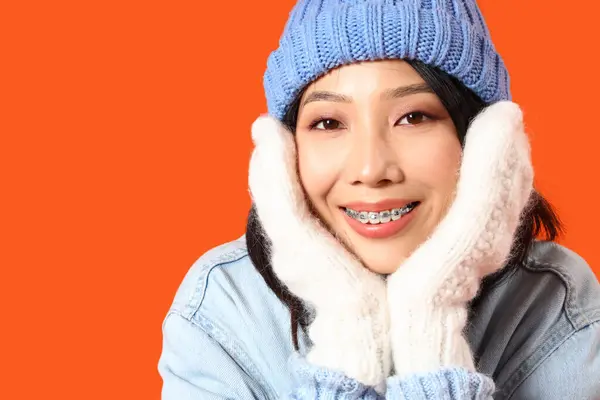 Jeune Femme Asiatique Vêtements Hiver Sur Fond Orange Gros Plan — Photo