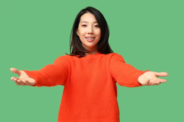 Jong Aziatisch Vrouw Opening Armen Voor Knuffel Groen Achtergrond — Stockfoto