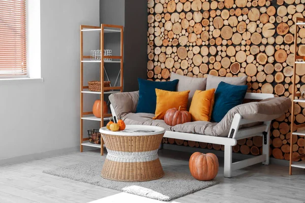 Herbstliche Einrichtung Des Gemütlichen Wohnzimmers Mit Sofa Couchtisch Und Kürbissen — Stockfoto