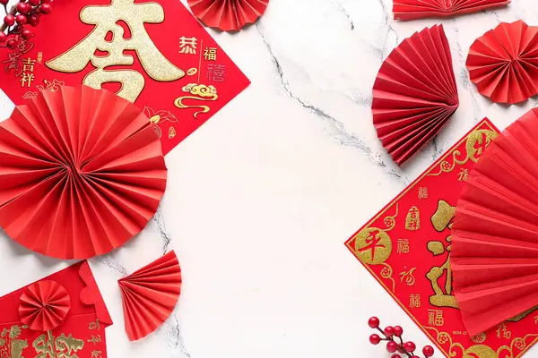 Servilletas Tradicionales Con Sobres Rojos Abanicos Símbolos Chinos Sobre Fondo — Foto de Stock