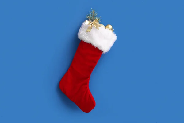 Julstrumpa Med Gran Gren Och Vackra Dekorationer Hängande Blå Bakgrund — Stockfoto