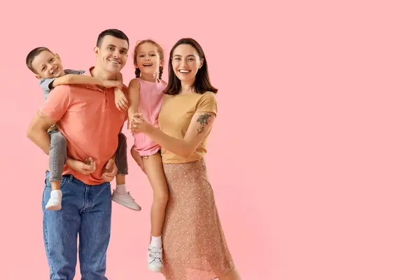Счастливая Семья Розовом Фоне — стоковое фото
