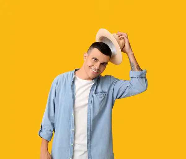Sarı Arka Planda Şapkalı Yakışıklı Bir Genç — Stok fotoğraf