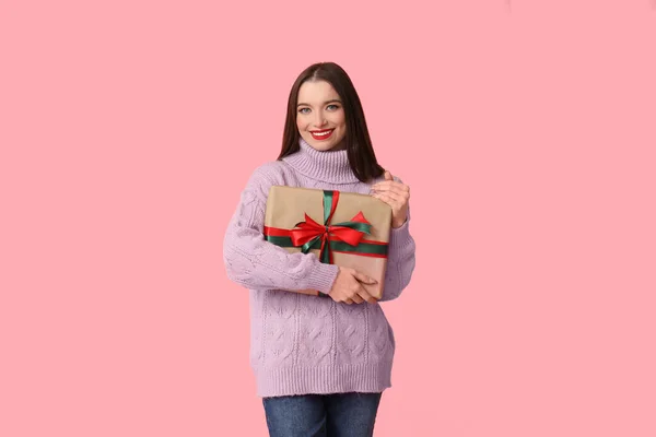 Jovem Segurando Caixa Presente Natal Fundo Rosa — Fotografia de Stock